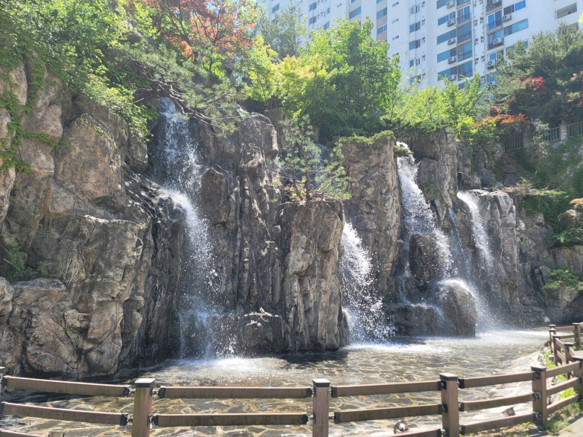용정공원 인공폭포 사진